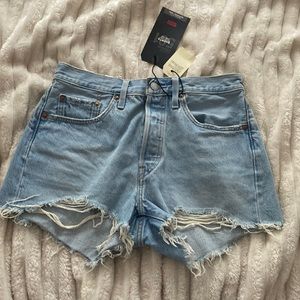 LEVI’s BRAND NEW distressed jean shorts 501